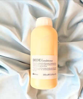 Sametové vlasy ✨ Davines vytvořil řadu Essential Haircare pro potřeby všech typů vlasů, ať už máme vlasy vlnité, barvené,...